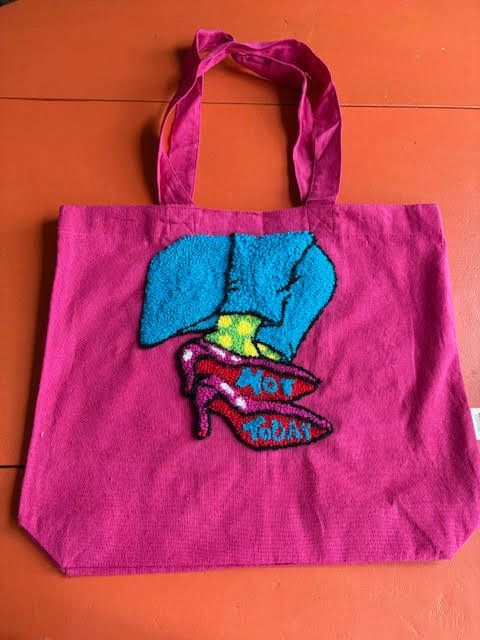 Roze draagtas met geborduurde schoenen en de tekst 