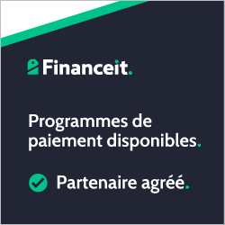 Un long couloir bleu clair dans un établissement médical, avec des portes fermées, un comptoir d'accueil