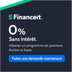 Un long couloir bleu clair dans un établissement médical, avec des portes fermées, un comptoir d'accueil