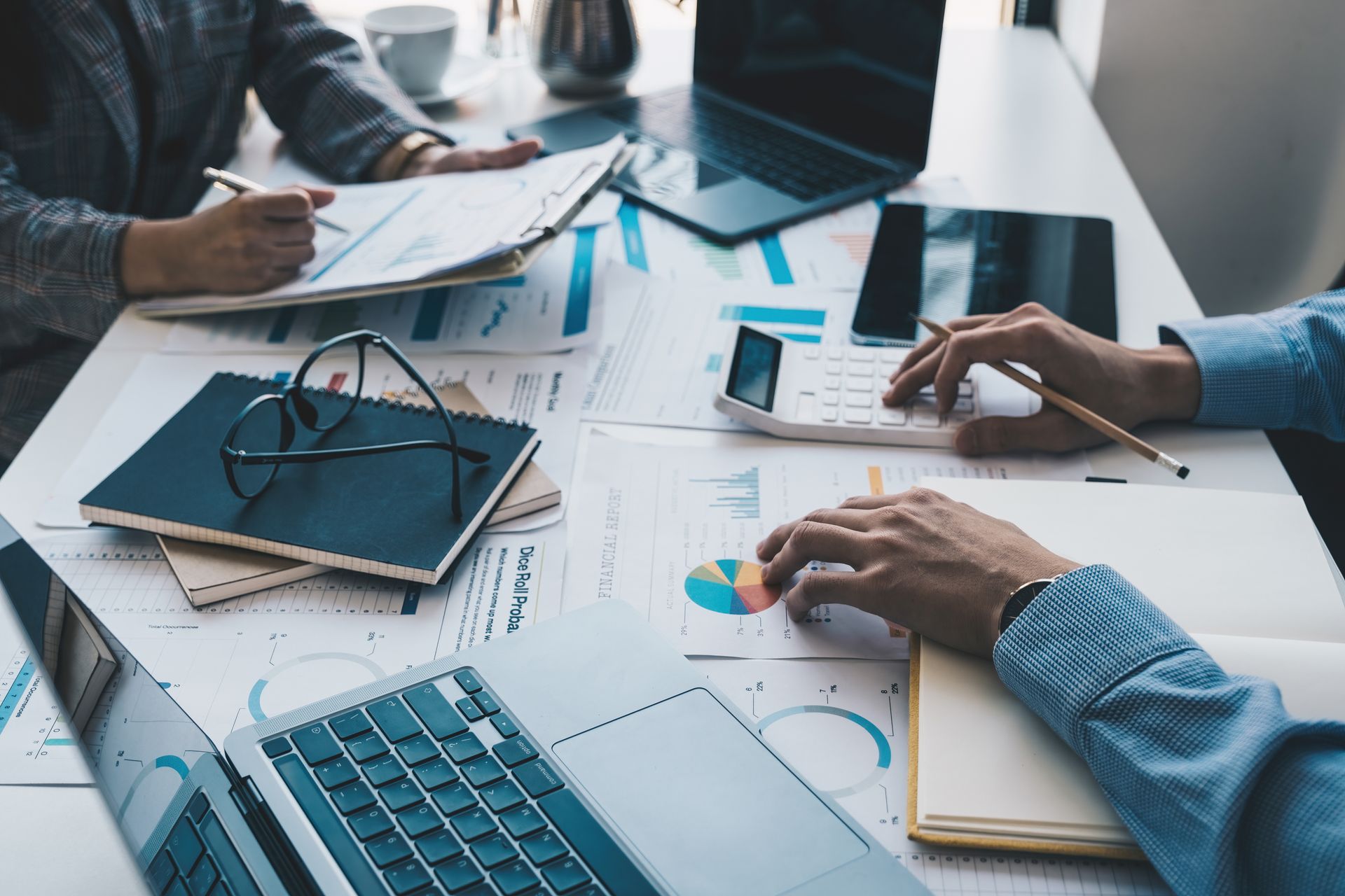 Hall d'entrée moderne avec une peinture abstraite orange, un comptoir d'accueil en bois et des baies vitrées.