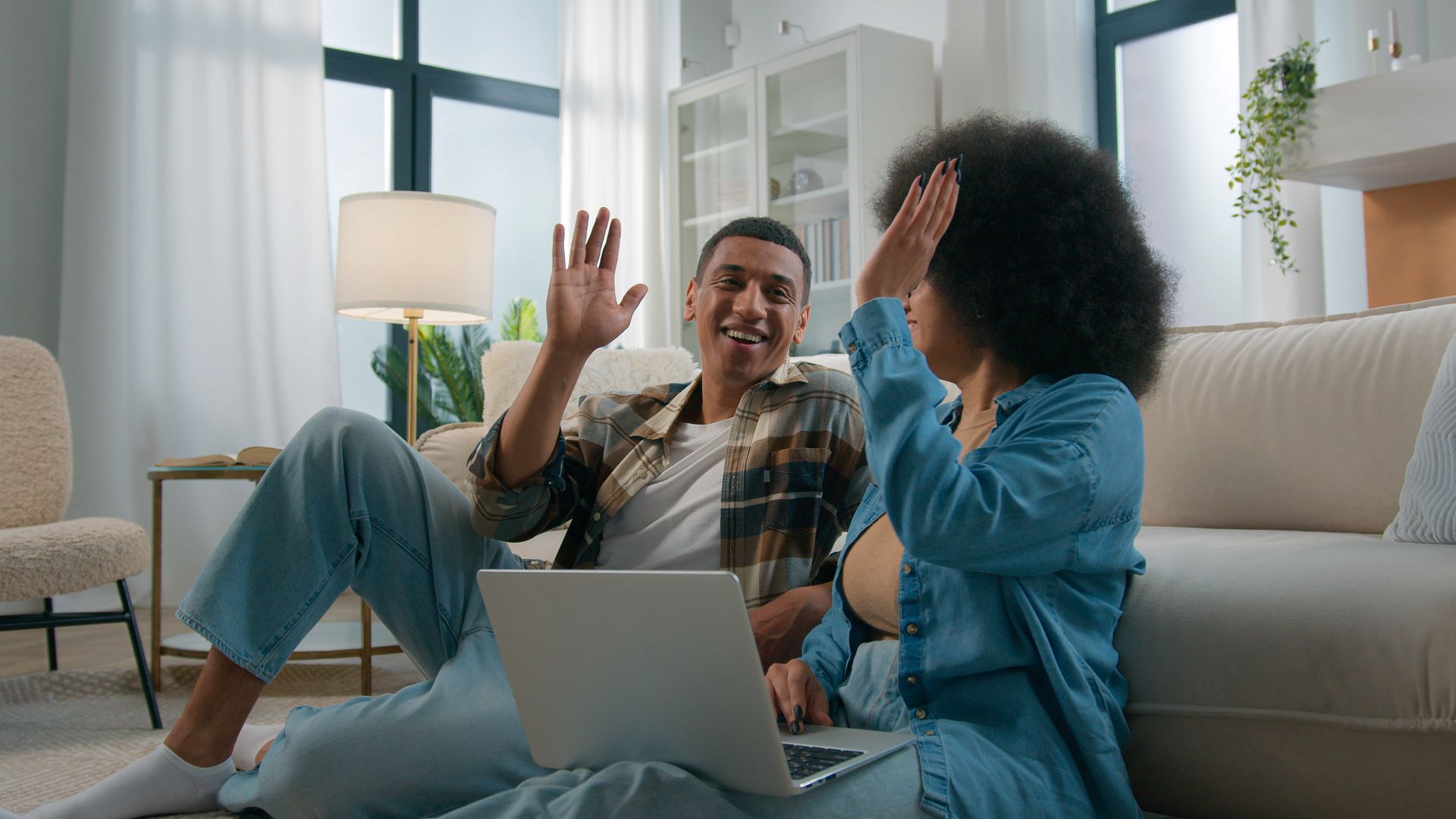 Une pièce vide avec un sol bleu, des murs gris, une rayure jaune et plusieurs portes et fenêtres.