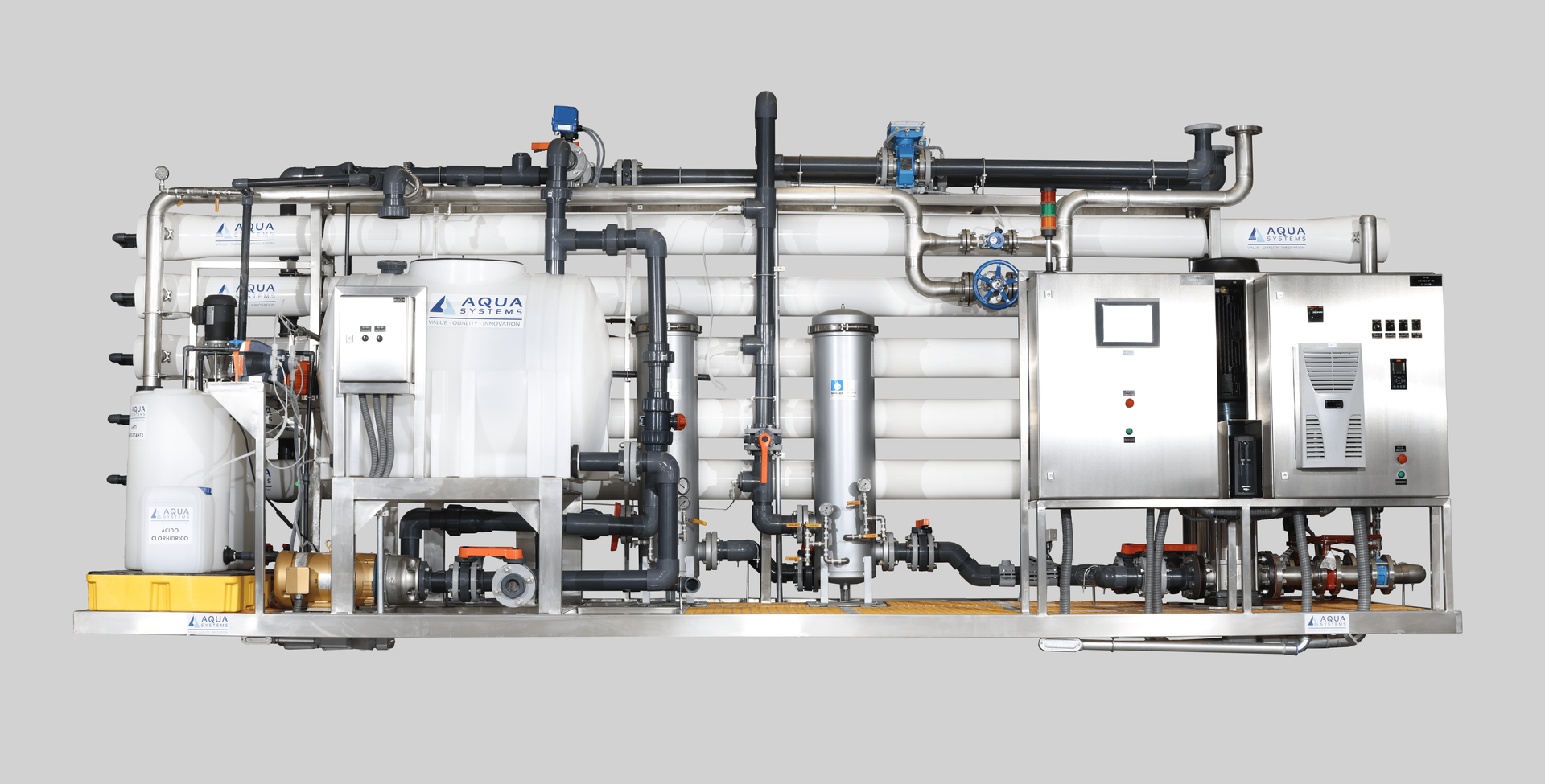 Sistema de purificación de agua con tanques, tuberías y controles sobre estructura de acero.