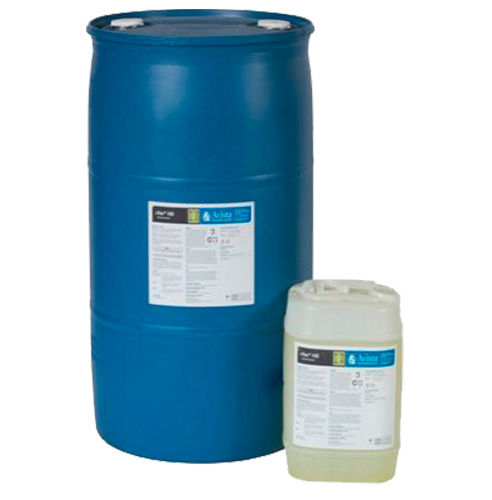 Barril y jarra azules de producto químico de limpieza; etiquetas blancas.