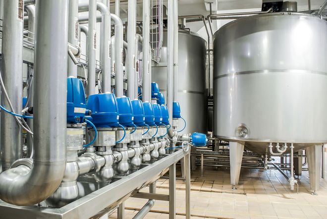 Planta purificadora con tanques de acero y tuberías