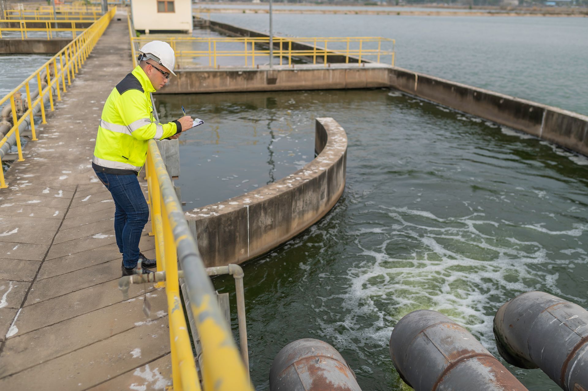 Equipo técnico realizando mantenimiento preventivo en PTAR