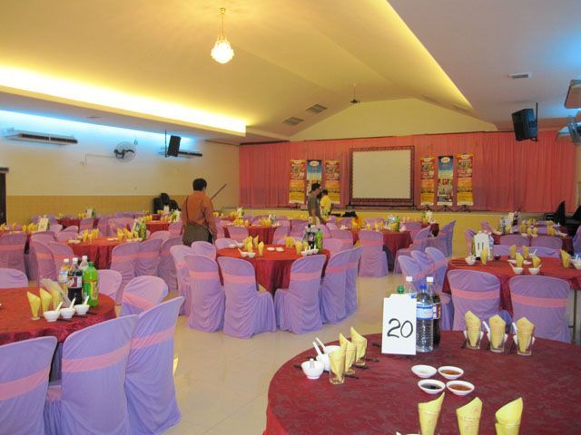 一间大房间，里面有桌椅，还有一块牌子，上面写着 20