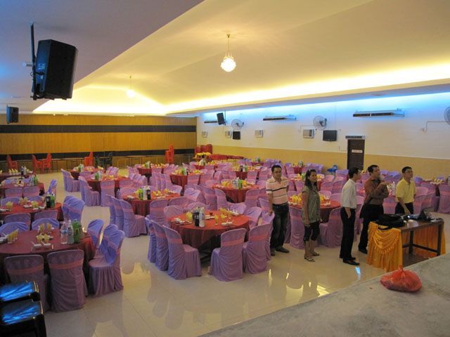 一间摆放着用于聚会的桌椅的大房间