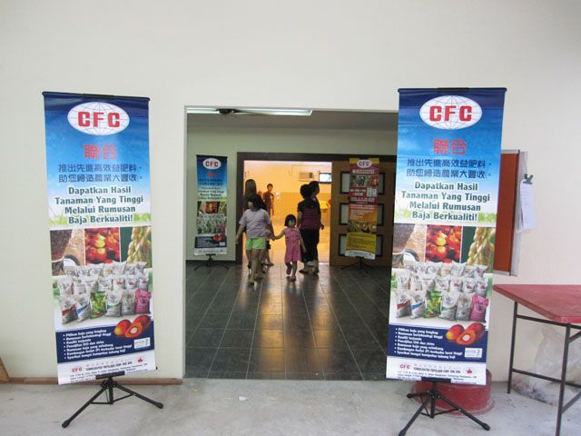 走廊上悬挂着两面 cfg 横幅