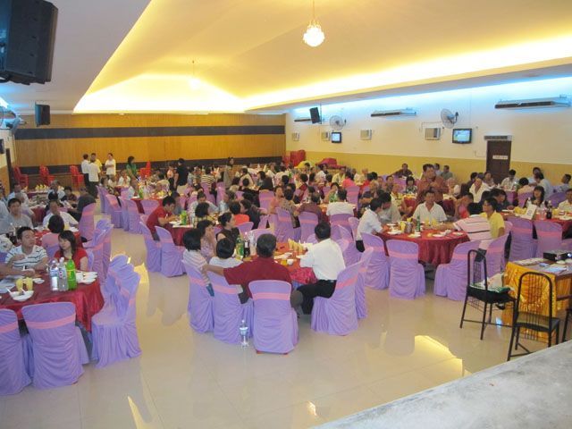 大房间挤满了坐在桌边的人