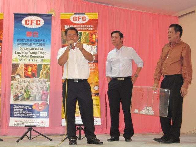 三个男人站在 CFC 横幅前