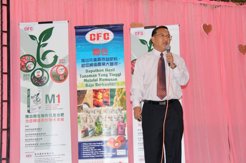 一位穿着西装打着领带的男人站在麦克风前。