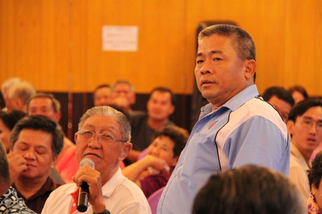 一名男子在人群面前拿着麦克风