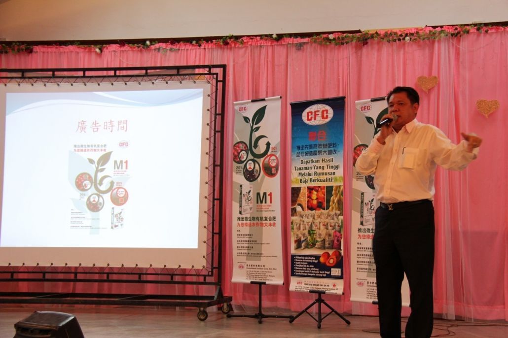 一名男子正在投影仪屏幕前做演讲。