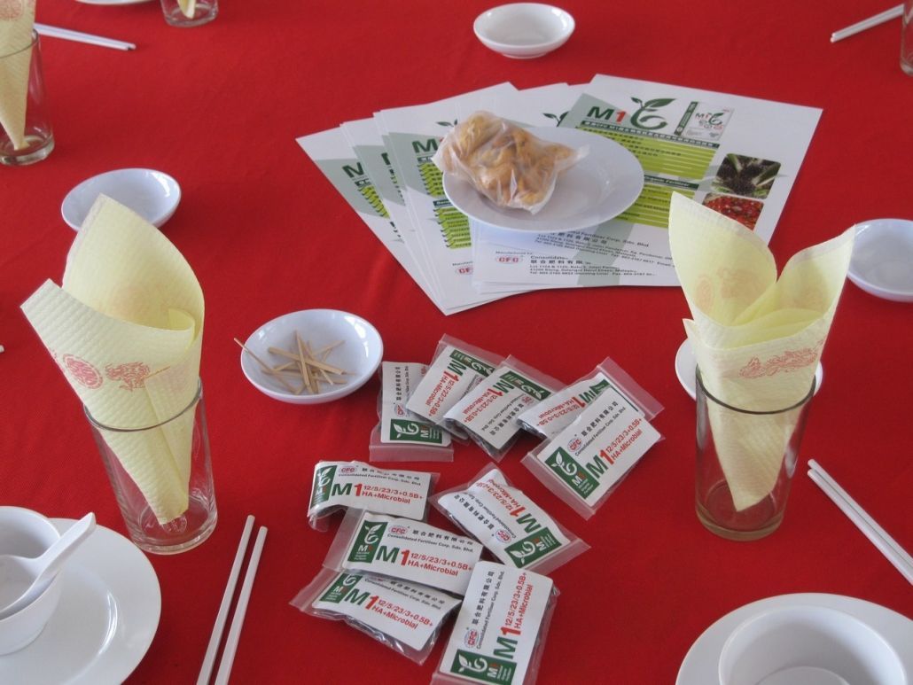 铺着红色桌布的桌子，上面放着一盘食物