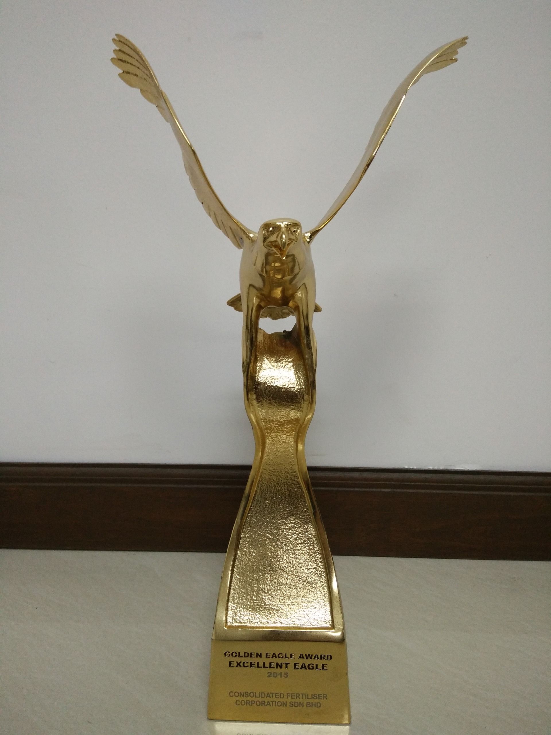 一尊展翅雄鹰的金色雕像