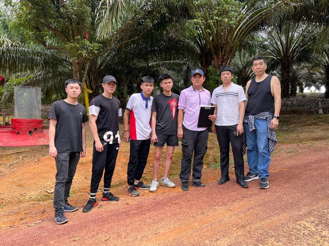 一群年轻人并肩站在一条土路上。