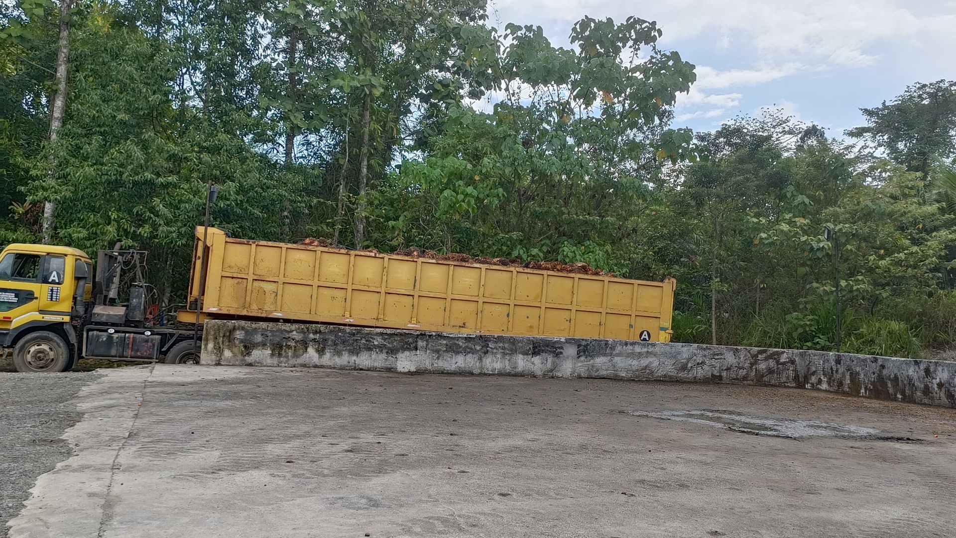 一辆黄色自卸卡车停在停车场。