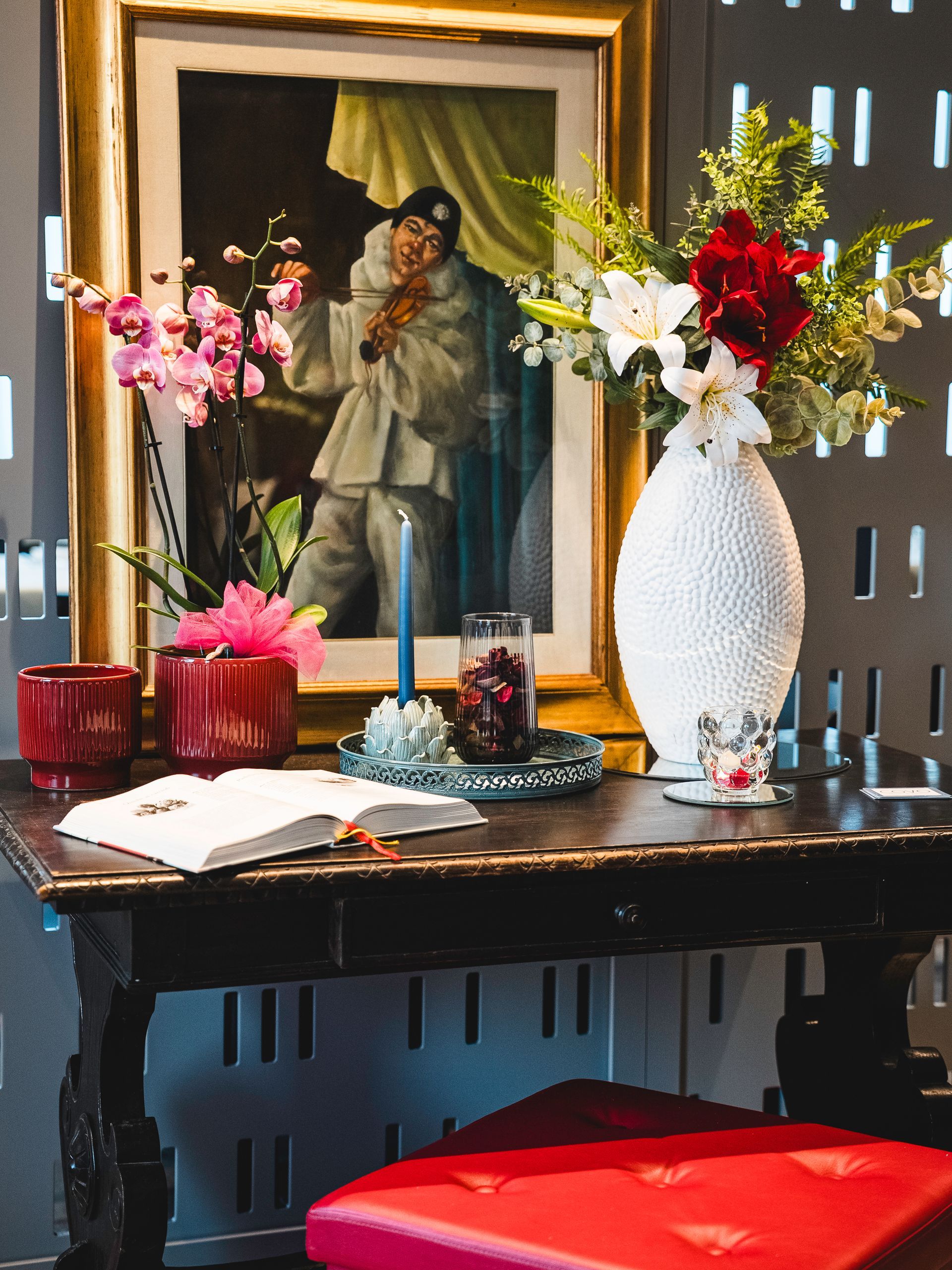 Su una scrivania in legno scuro decorata si trovano un libro aperto