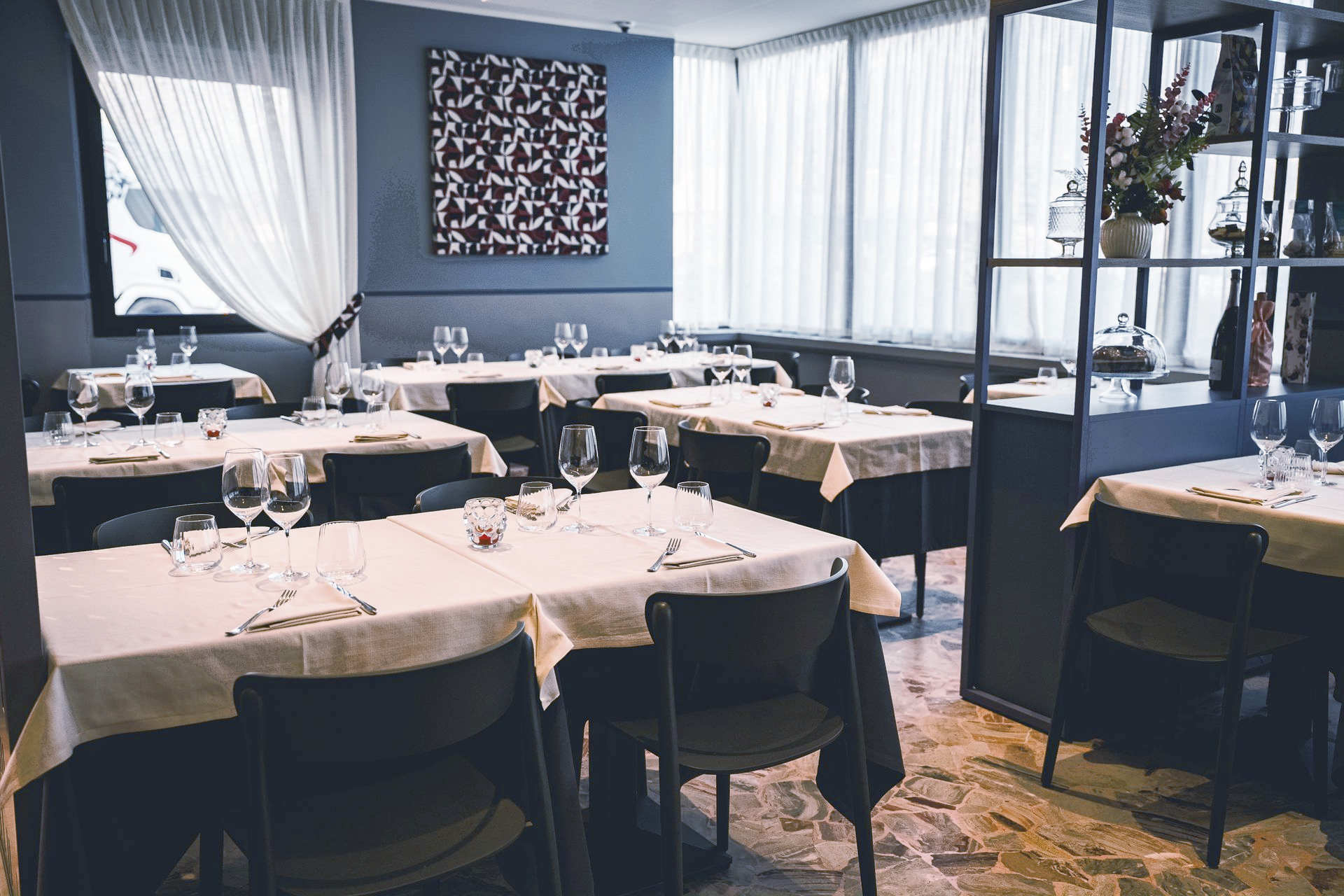 Un elegante interno di ristorante con tavoli apparecchiati per la cena