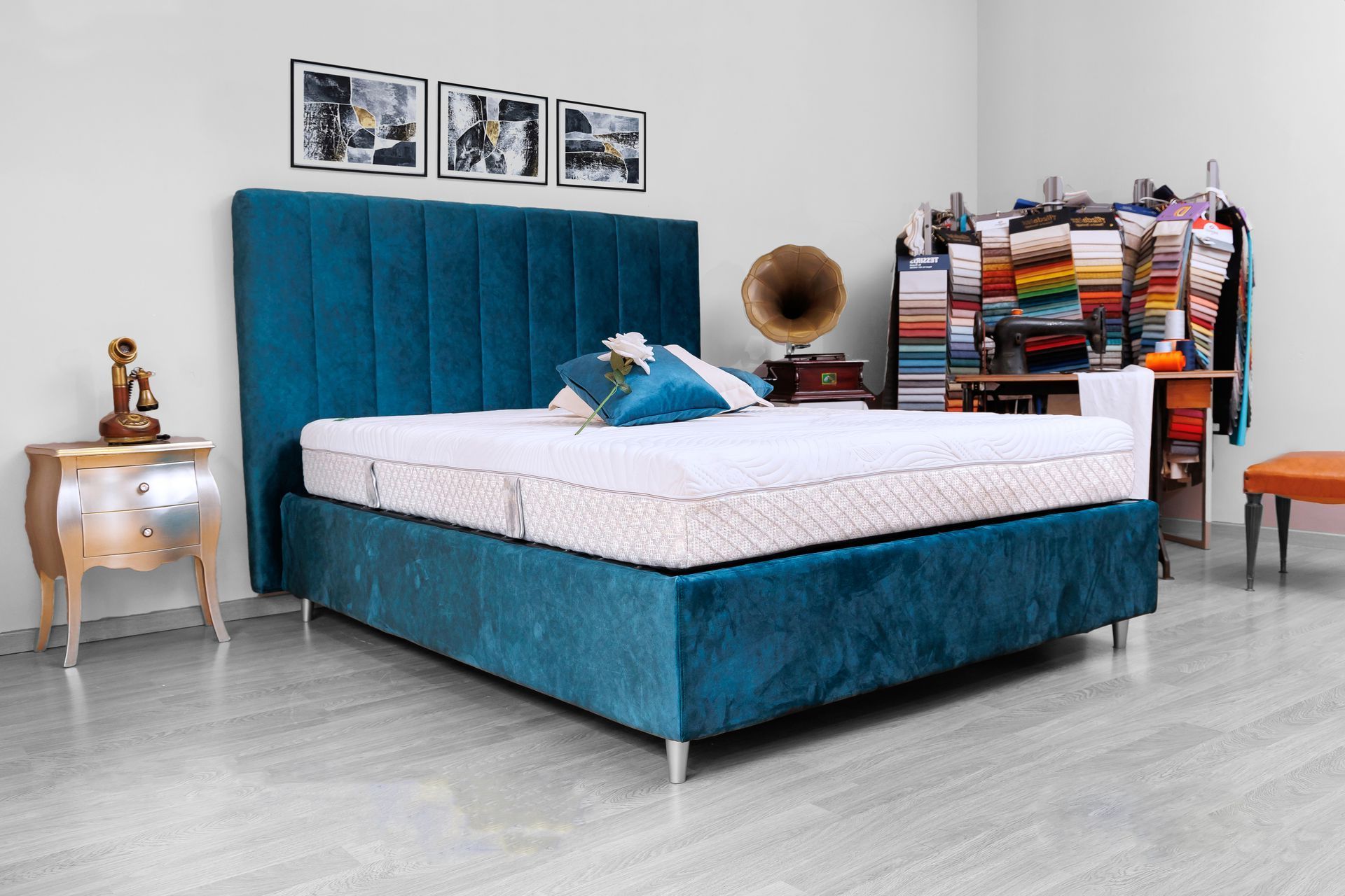 Una camera da letto con un letto blu e un materasso bianco