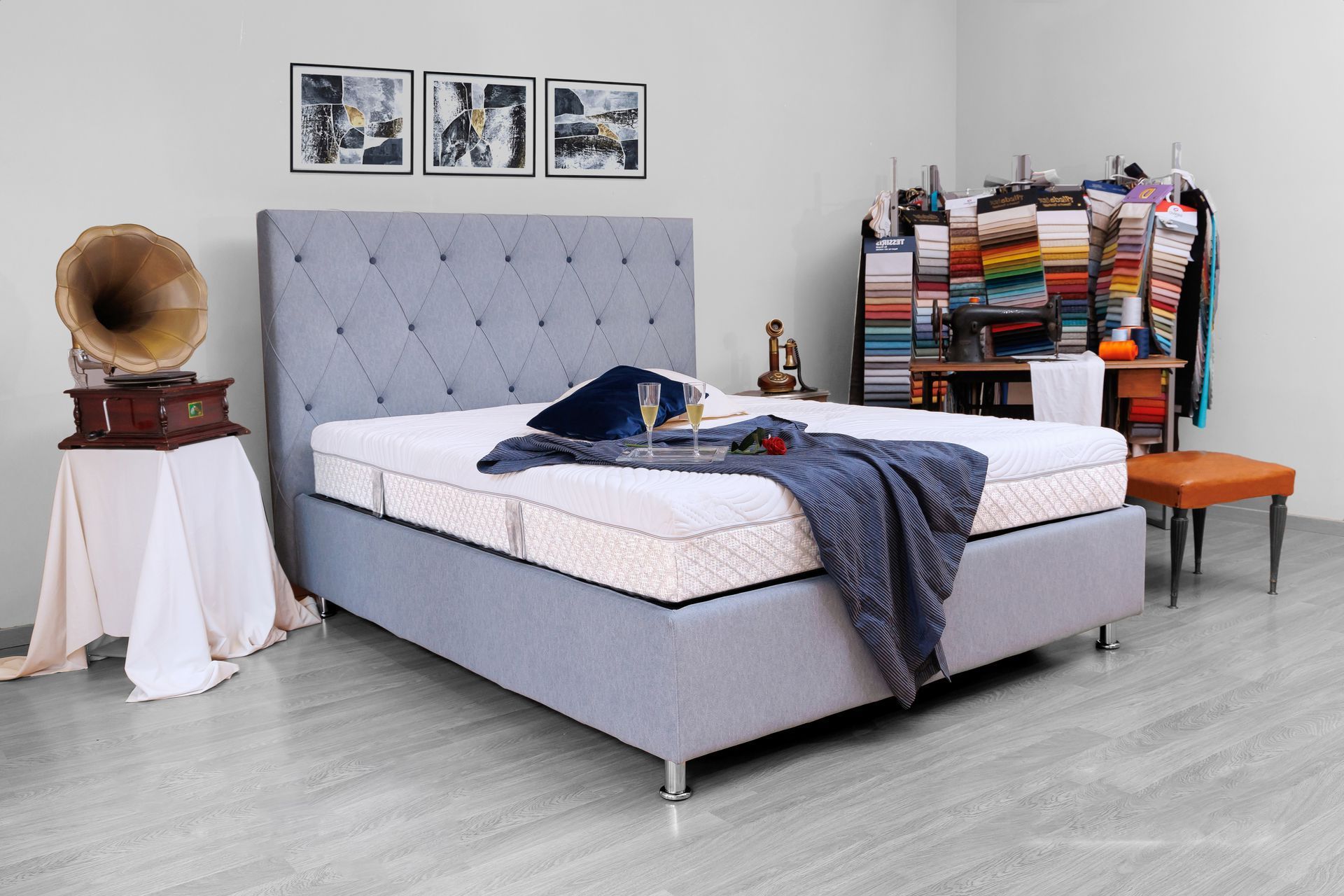 Una camera da letto con un letto e un giradischi