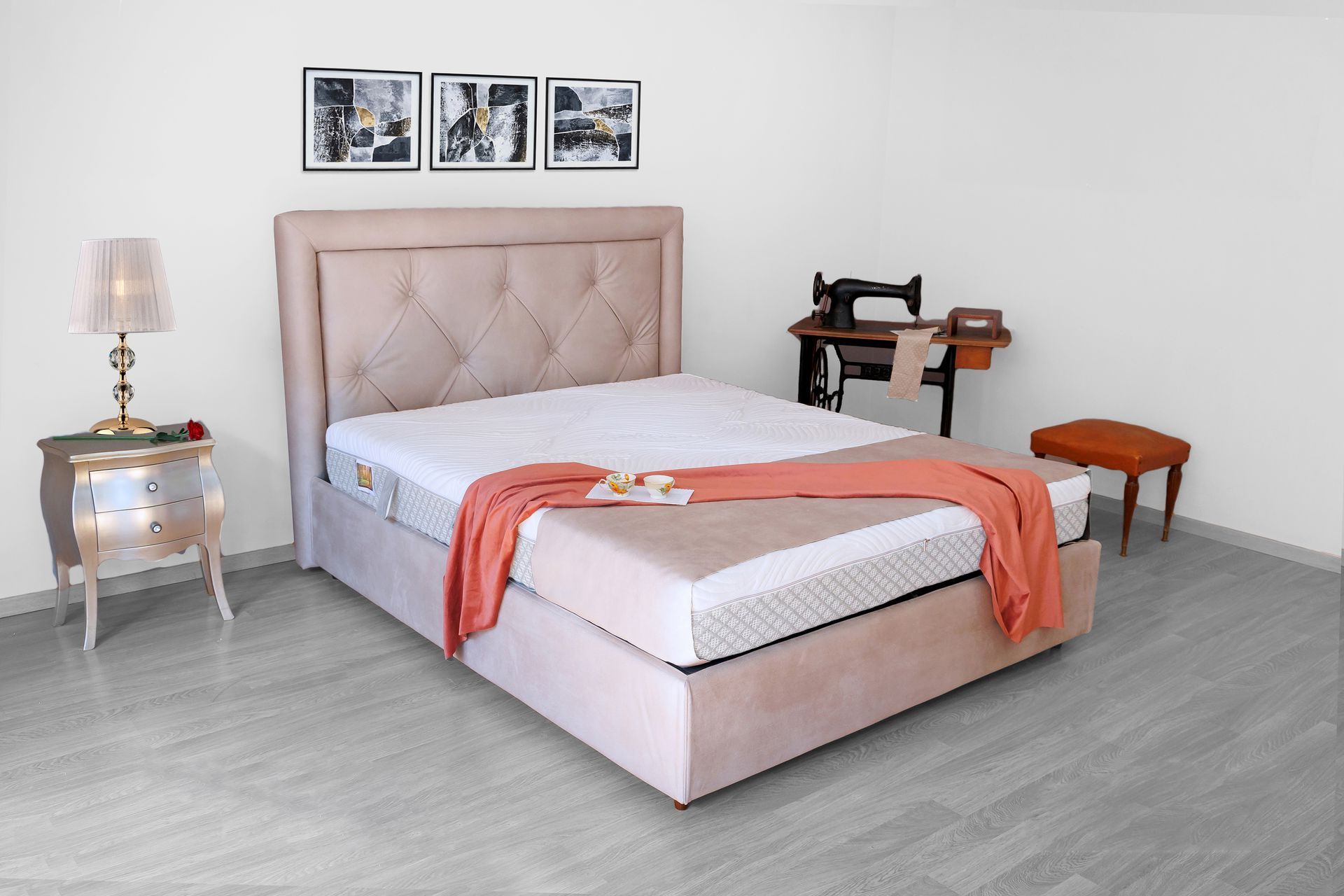 Un letto con un materasso e una lampada in una camera da letto