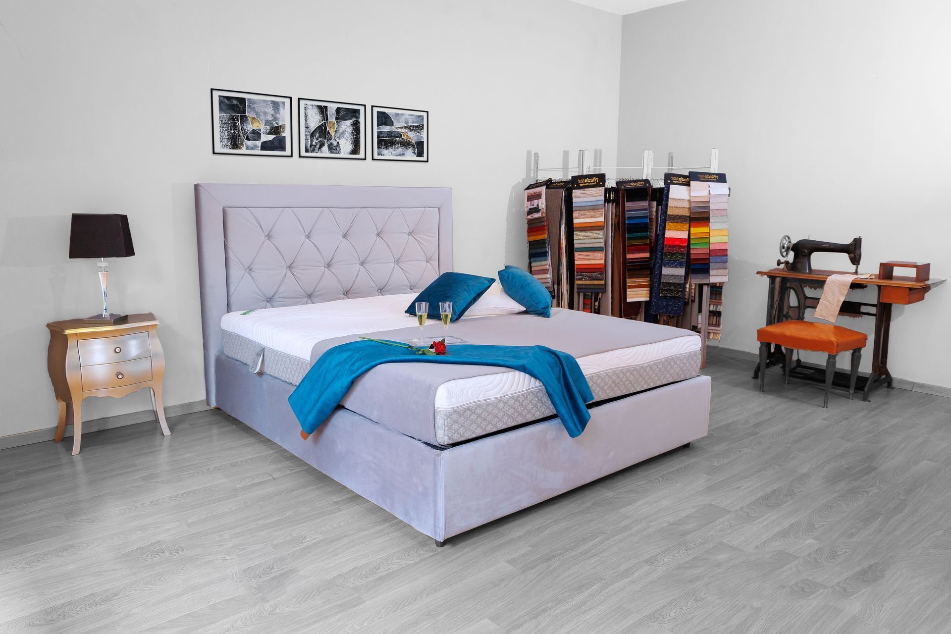 Una camera da letto con un letto, un comodino, una lampada e una macchina da cucire.