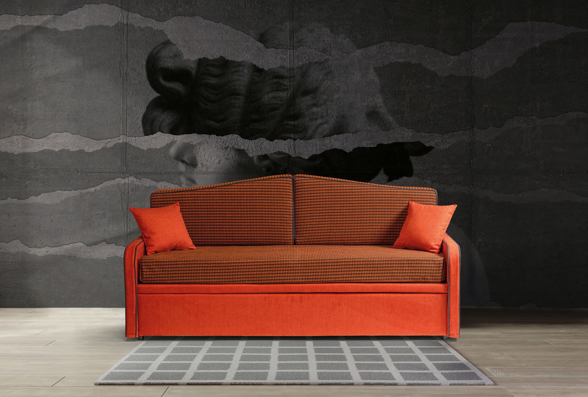 Un divano arancione è appoggiato su un tappeto in un soggiorno.