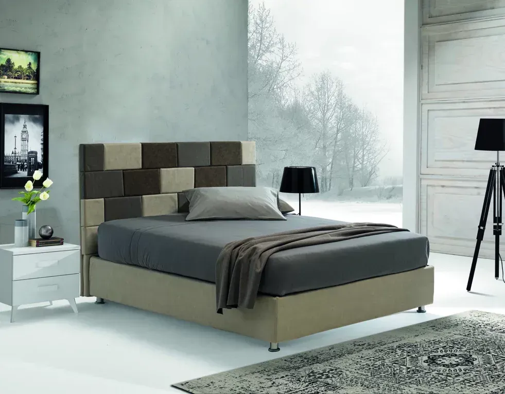 Una camera da letto con un letto, un comodino e una lampada