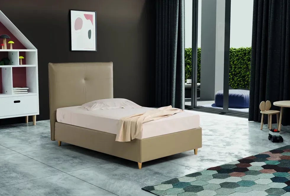 Una camera da letto con un letto e un tappeto