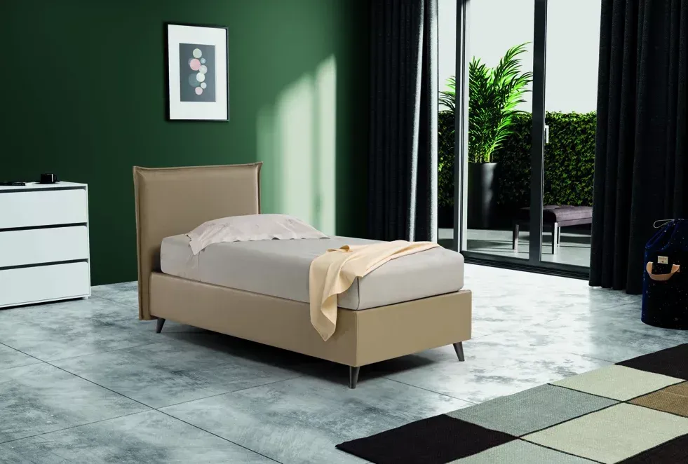 Una camera da letto con un letto singolo, una cassettiera e porte scorrevoli in vetro.