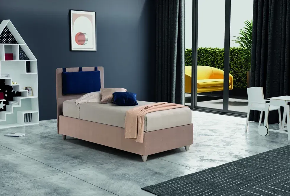 Una camera con un letto singolo e un divano giallo