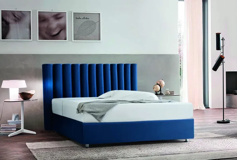 Una camera da letto con un letto blu e una testiera blu
