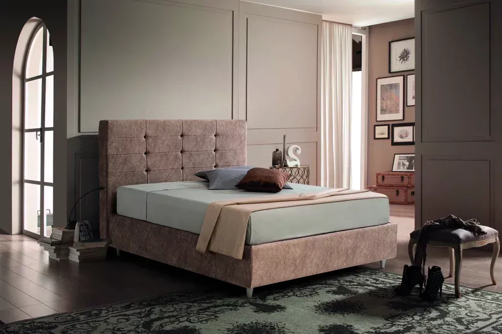 Una camera da letto con un letto, una finestra e un tappeto.