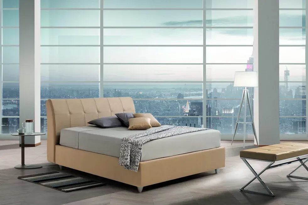 Una camera da letto con un letto e una panca davanti a una grande finestra.