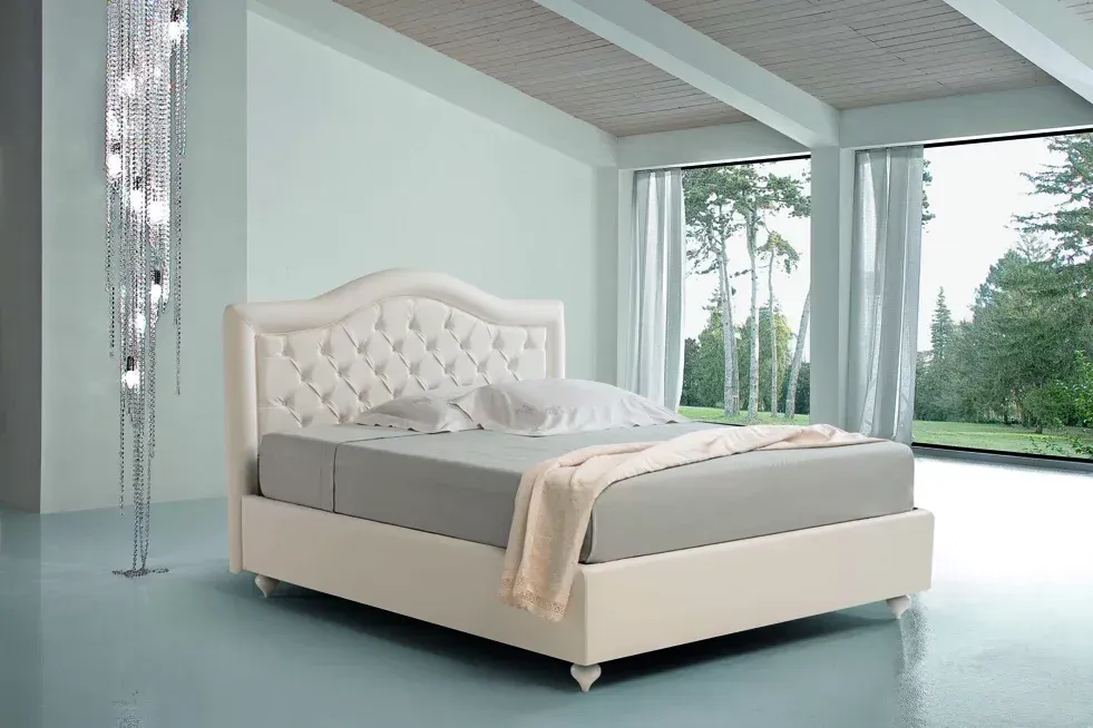 Una camera da letto con un letto e una lampada sul muro