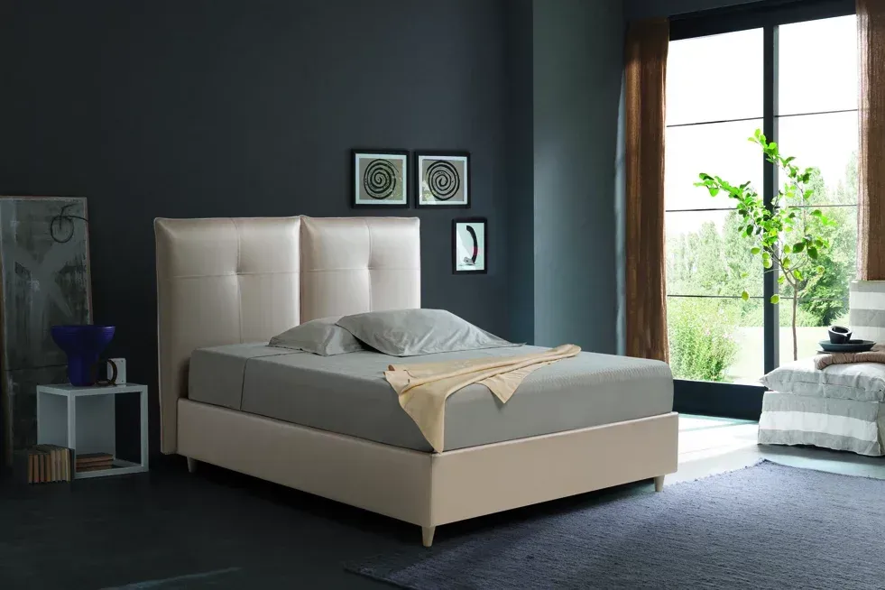 Una camera da letto con un letto e una grande finestra