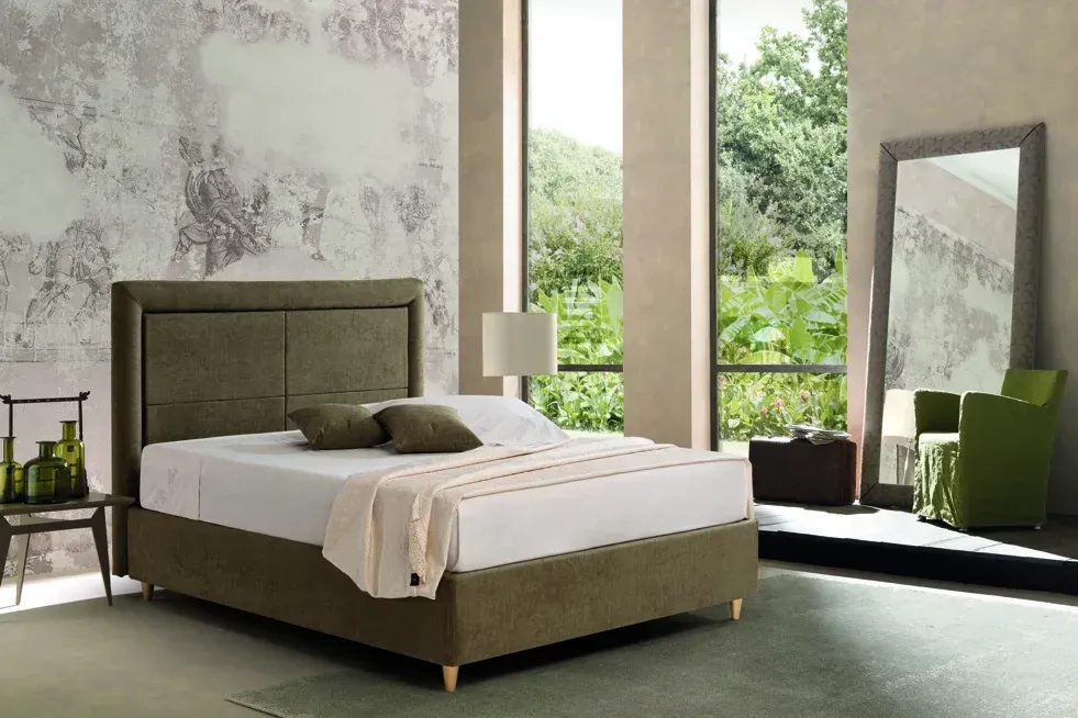 Una camera da letto con un letto grande e un grande specchio