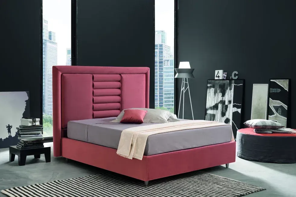 Una camera da letto con un letto rosa e una parete nera