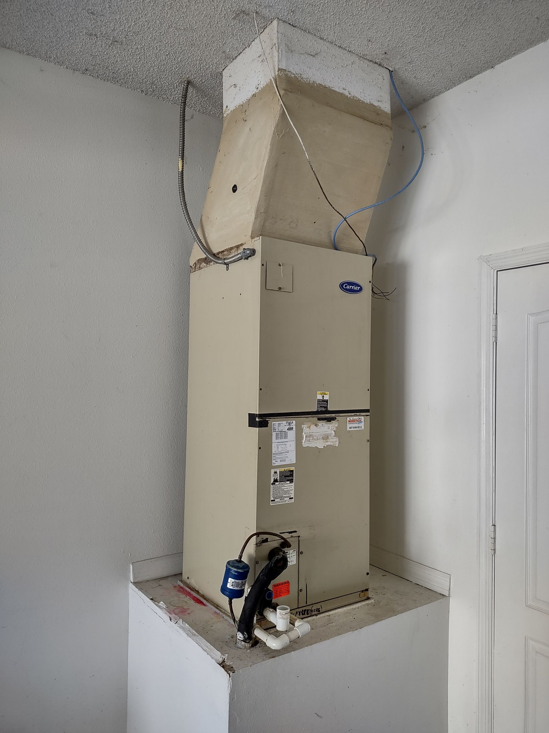 an air conditioner is mounted to the ceiling of a room .