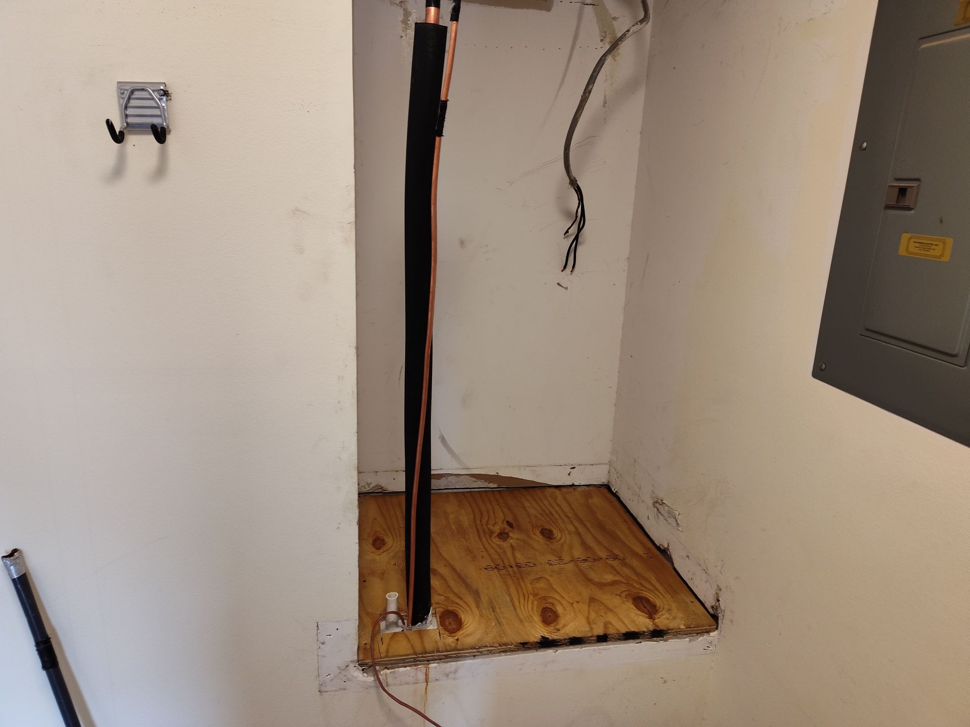 a room with a wooden floor and a white wall .