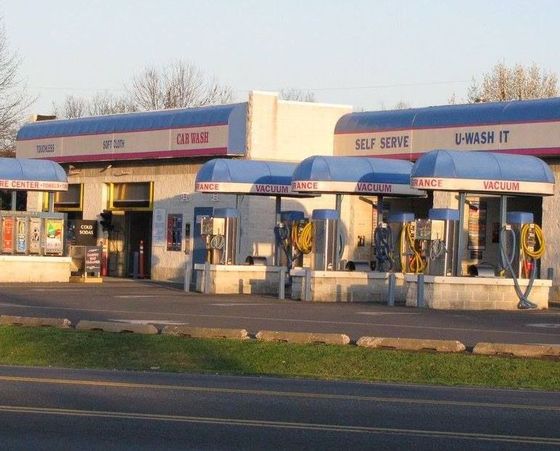 Car wash in Mechanicsburg, PA with self serve and automatic wash bays