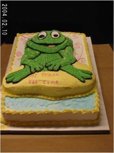 Green frog cake with 