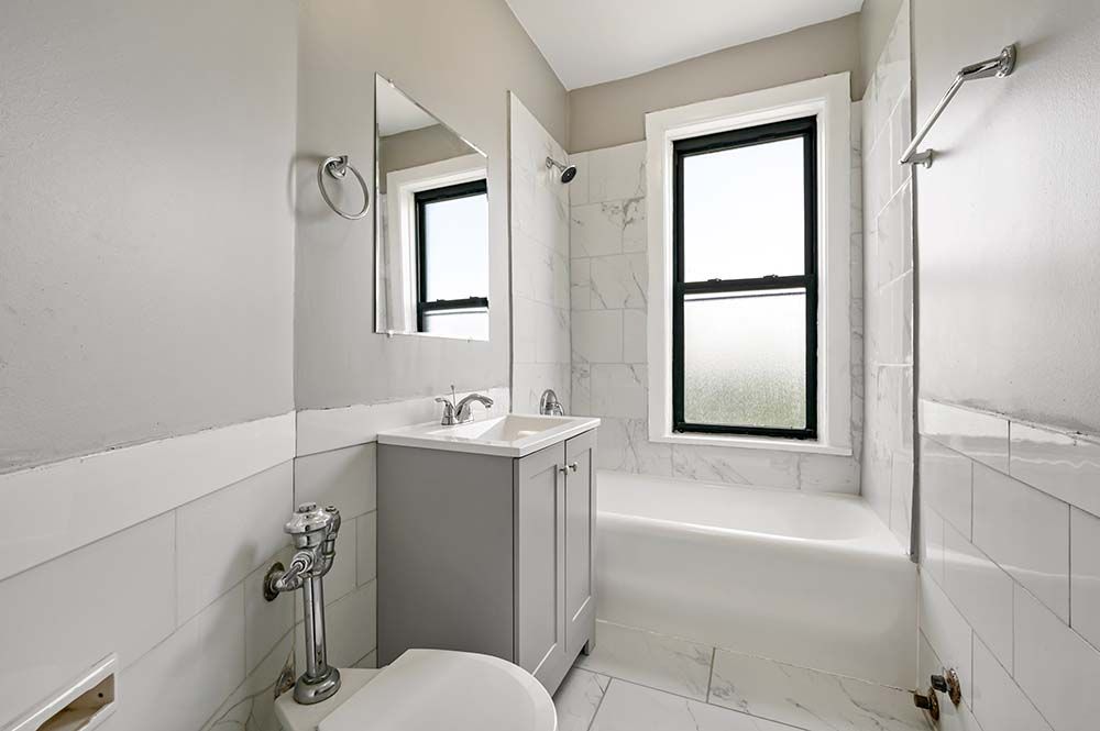 7100 South Shore Apartments - Bathroom