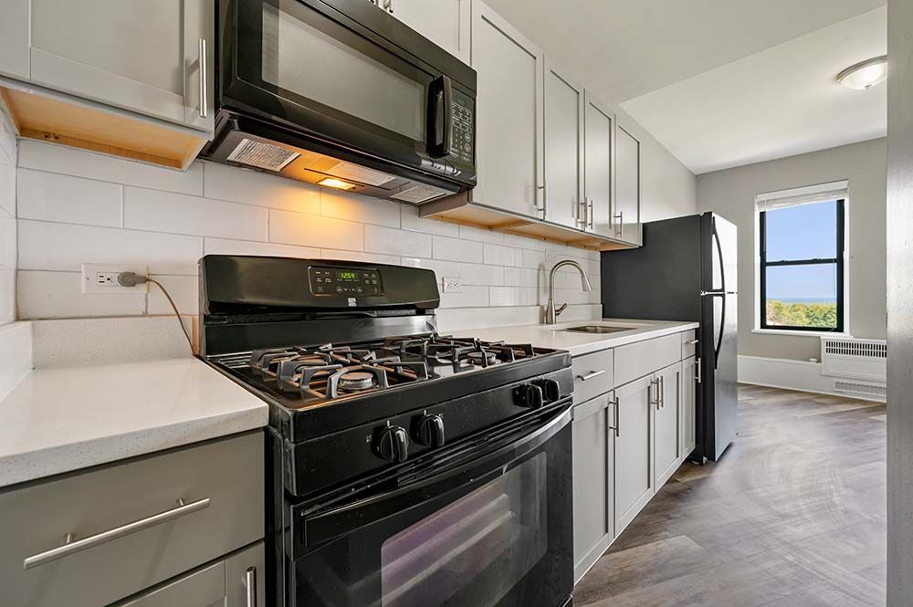 7100 South Shore Apartments - Kitchen