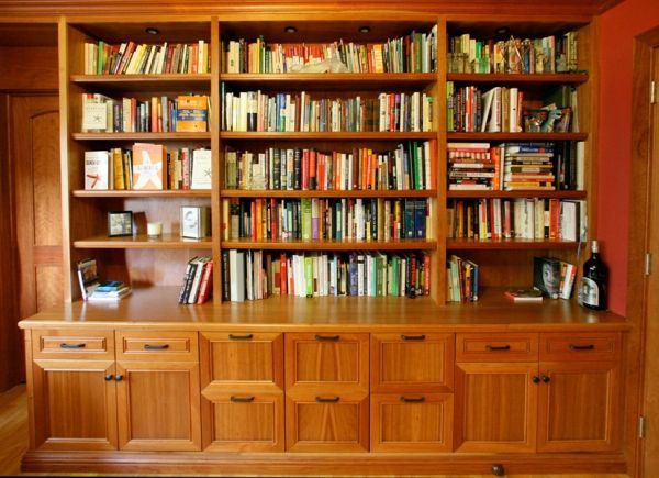 A library with lots of books on the shelves
