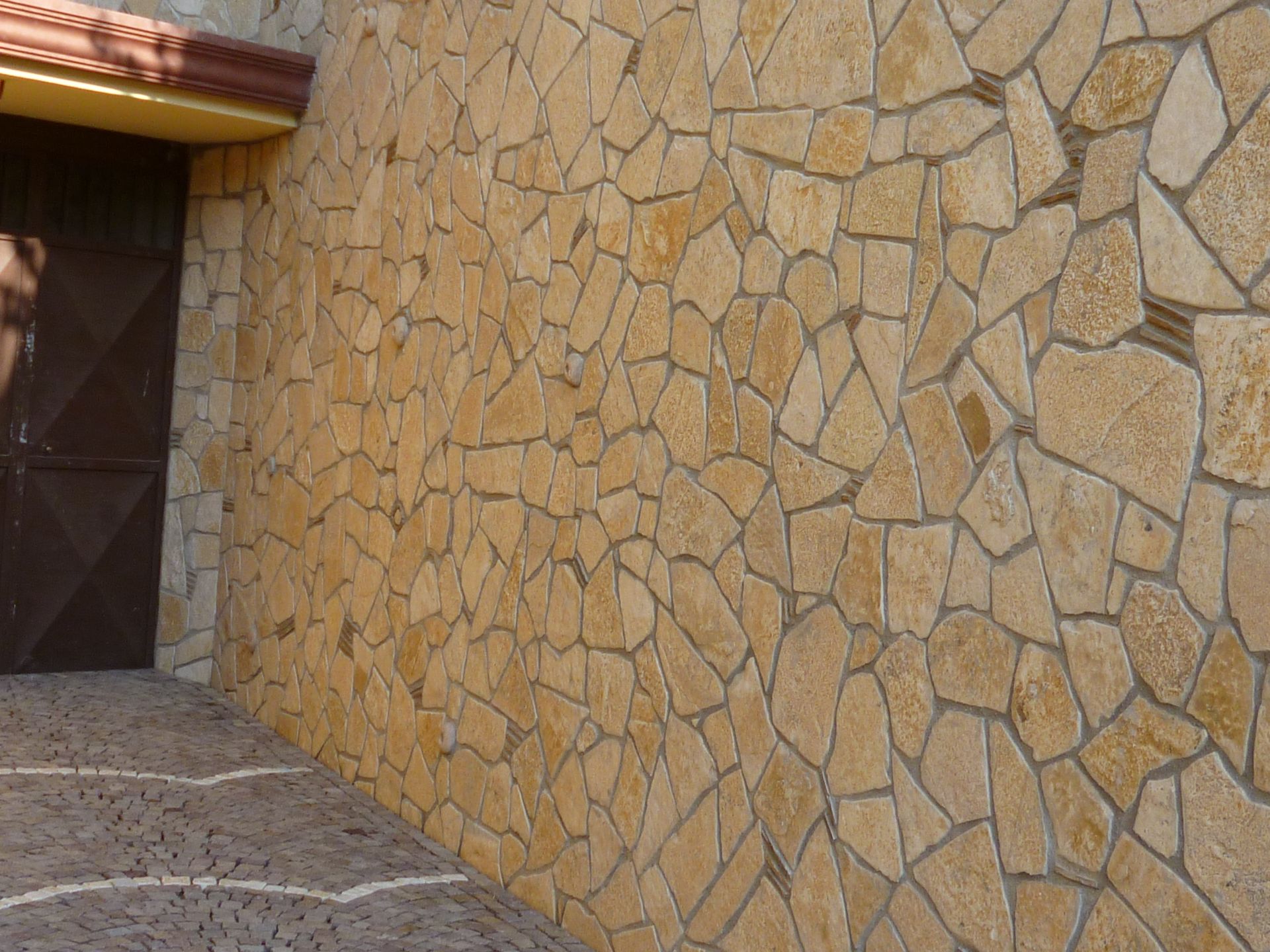 Un grande muro di pietra con una porta sullo sfondo