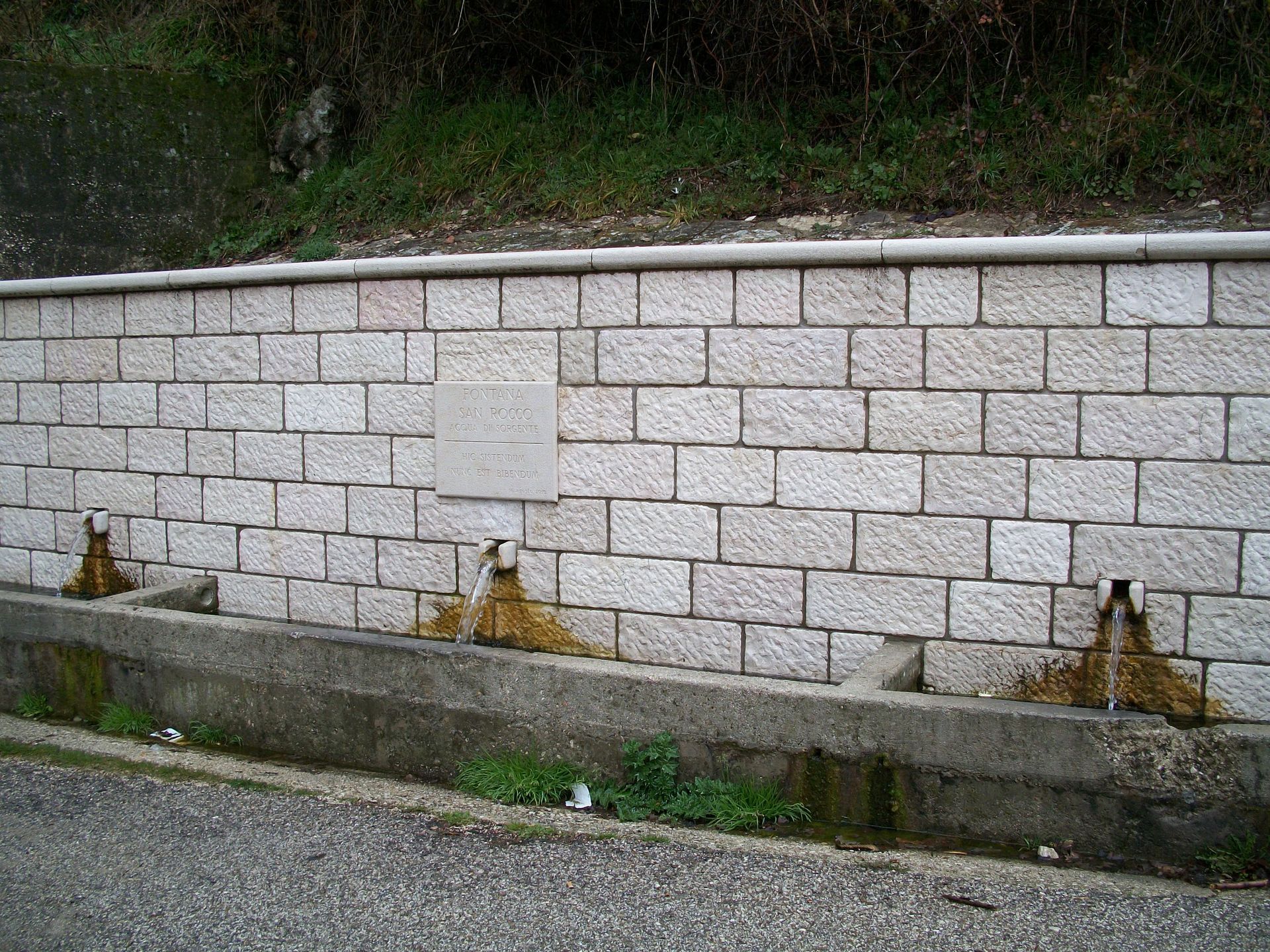 Un muro di mattoni con qualche buco