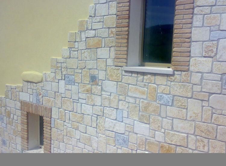 Un muro di mattoni con una finestra al centro