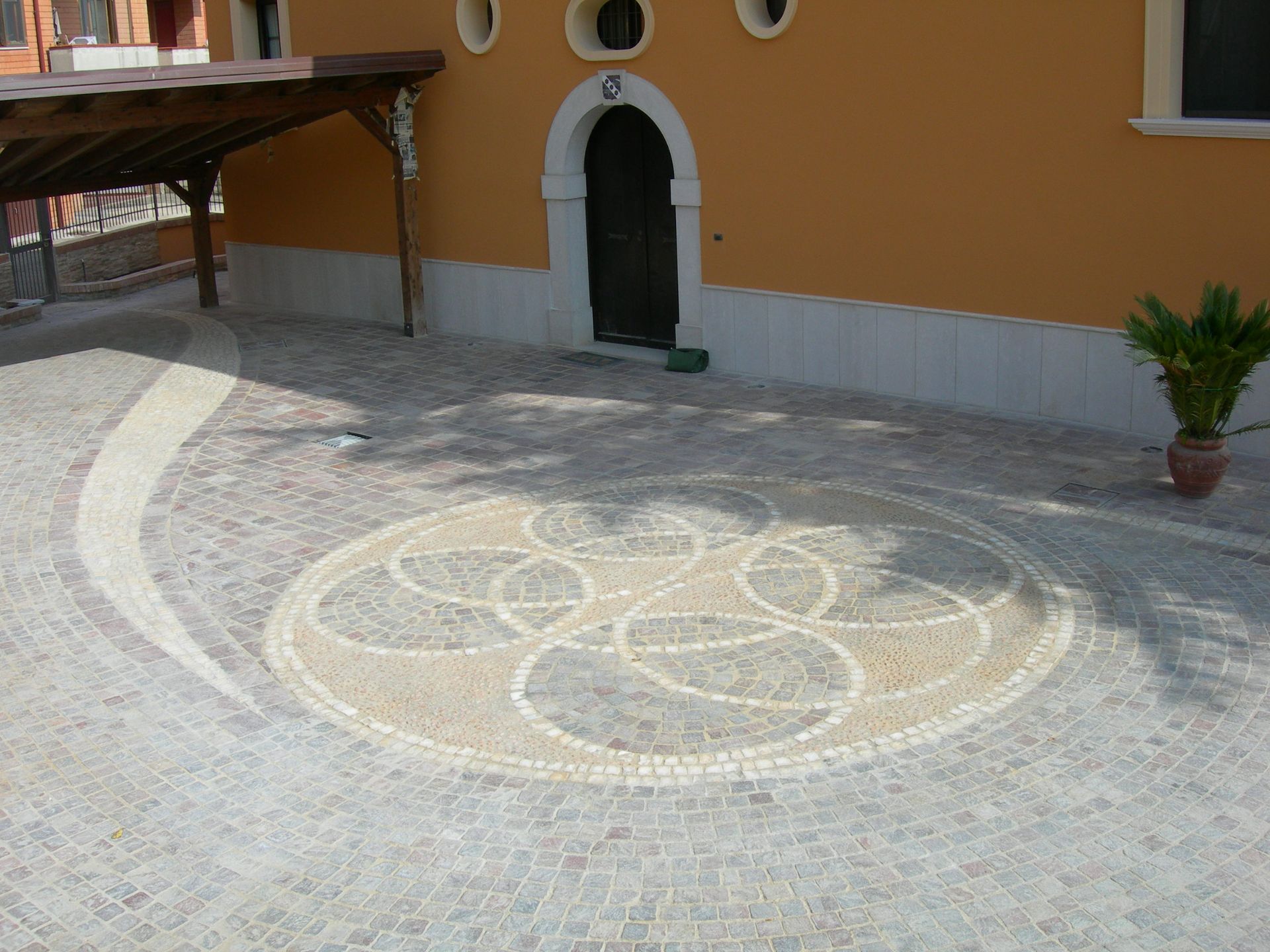 Un disegno circolare sul terreno di fronte a un edificio